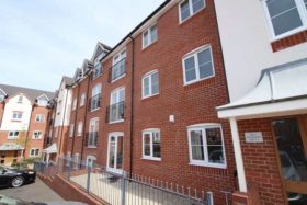 2 bedroom Flat to re...